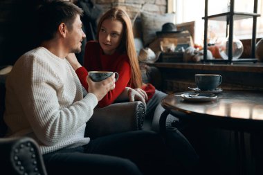 Genç mutlu adam kız arkadaşıyla konuşuyor, planlar yapıyor, fikirler üretiyor.