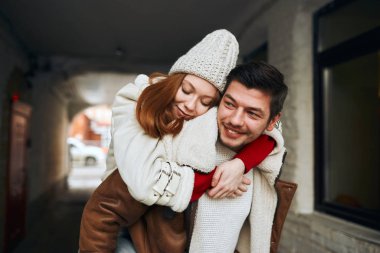 İki genç arasında güçlü ve sıcak bir duygu var.