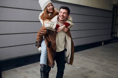 Hoş bir genç çift şehir merkezinde harika vakit geçiriyor.