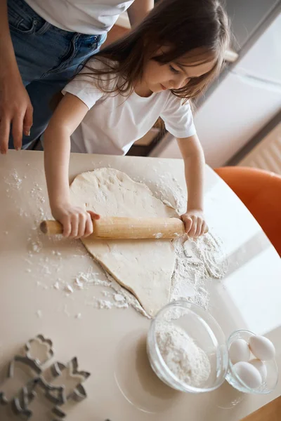 Pouco trabalhadora dona de casa trabalhando na cozinha — Fotografia de Stock