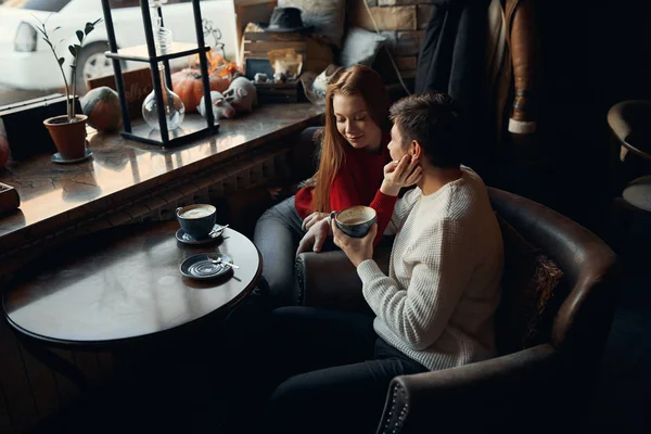 Cosy atmosphere in favourite cafe with girlfriend — Stock Photo, Image