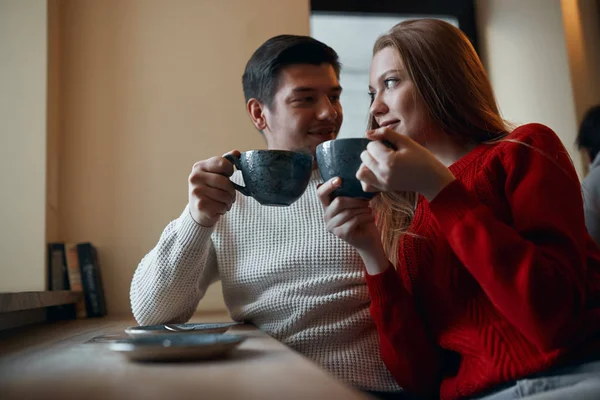 Hipster çift nefis kahve içiyor, yan yana oturuyorlar. — Stok fotoğraf