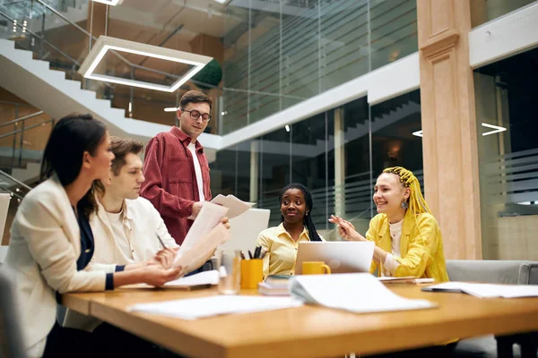 Les jeunes dans casula vêtements de mode travaillent dans le marketing et le développement de produits — Photo