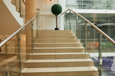 Modern ofis, otel ve restoran içinde merdiven boşluğu.