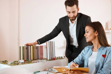 Yetenekli ve yetenekli mimar yeni bir ev modeli sunuyor.