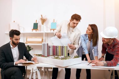 Tam olarak tanımlanmış planlar üretebilen profesyonel tasarımcılar ve mimarlar