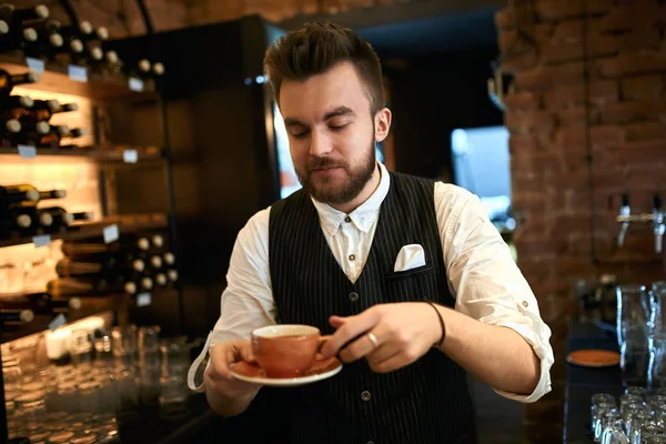 Joven talentoso barista educa, enseña a los clientes mediante la presentación de café — Foto de Stock