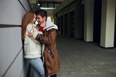 Genç ve güzel kız ve erkek arkadaşı sarılmaktan zevk alırlar.