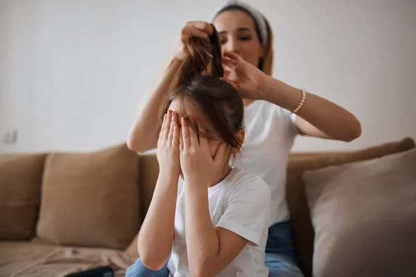 Girl doesnt want to have her hair brushed — Stock Photo, Image