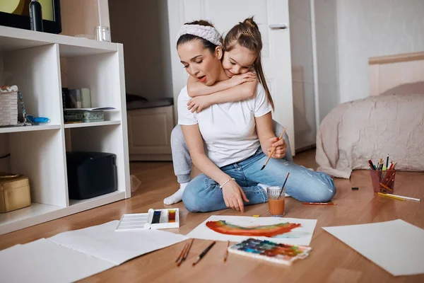 Junge schlanke, gut aussehende Frau hält einen Pinsel — Stockfoto