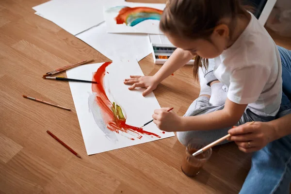 Kreatív ajándék a nagyinak. nő és a gyerek festeni szivárvány — Stock Fotó