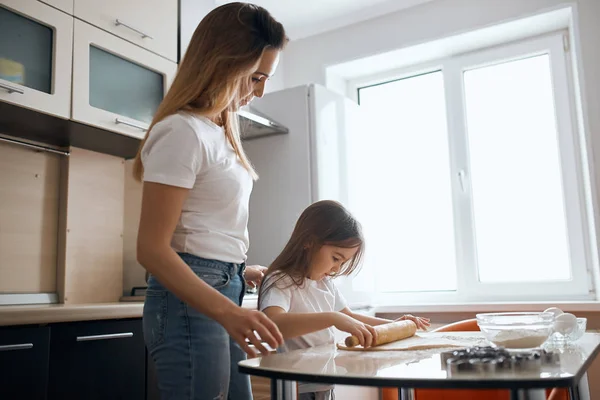 Little stubbon girl wants to cook cookies herself — Stock Photo, Image
