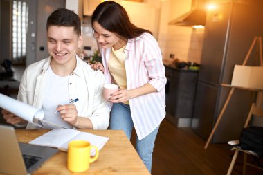 Kocası buluşmaya hazırlanırken kahve içen çekici bir kız.