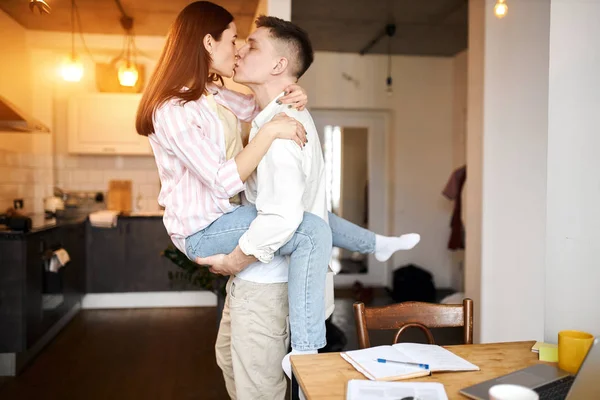 Jovem adora sua mulher, cara beijando sua namorada — Fotografia de Stock