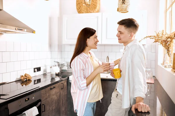 Smiling woman flirting with handsome guy — Stock Photo, Image