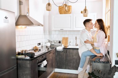 Genç çift öpüşmekten zevk alır.