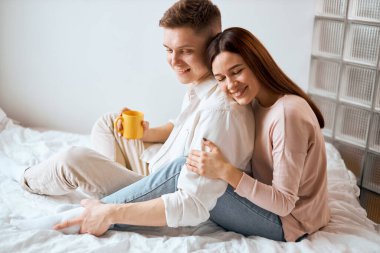 romantik çift yatak odasında poz veriyor.