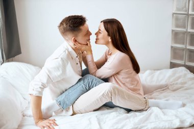 Genç ve güzel bir kadın kocasını doğum günüyle kutluyor.