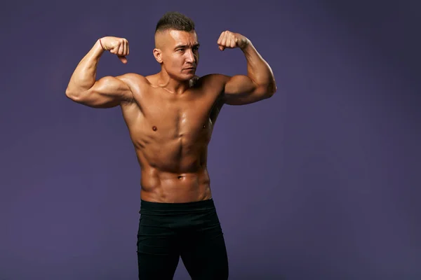 Giovane attraente muscolare senza maglietta sudato bodybuilder alzando le braccia — Foto Stock
