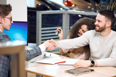 Pozitif tezgahtar ve müşteri el sıkışıyor