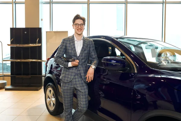 Elegant glücklich fröhlich lächelnde Autokäufer mit Dokumenten, die in die Kamera schauen — Stockfoto