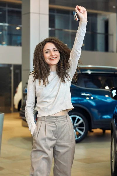 Bild einer fröhlichen Frau mit Autoschlüssel über dem Kopf — Stockfoto