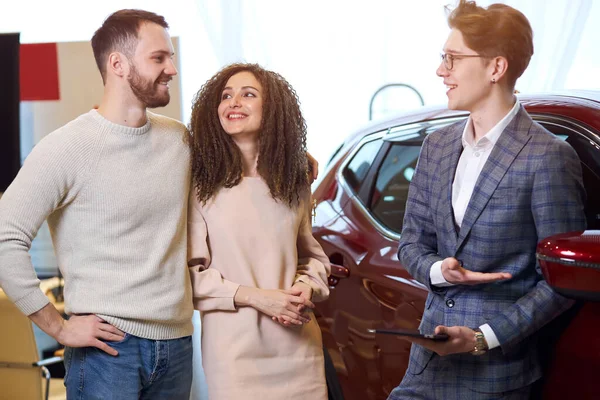 Wartungsdienstleistungen für .Auto-Händler-Service, Händler bietet Reparaturmöglichkeit — Stockfoto