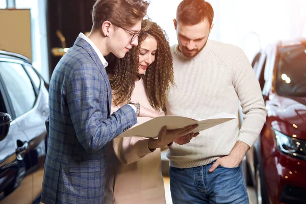 Ehrfürchtig schöne Frau hält einen Ordner und liest Dokument — Stockfoto