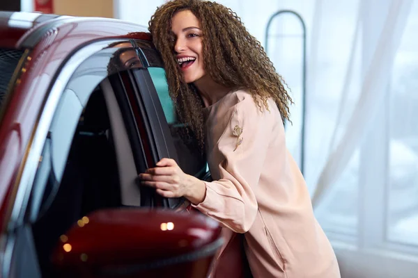 Lächelndes attraktives Mädchen verehrt ihr Fahrzeug — Stockfoto
