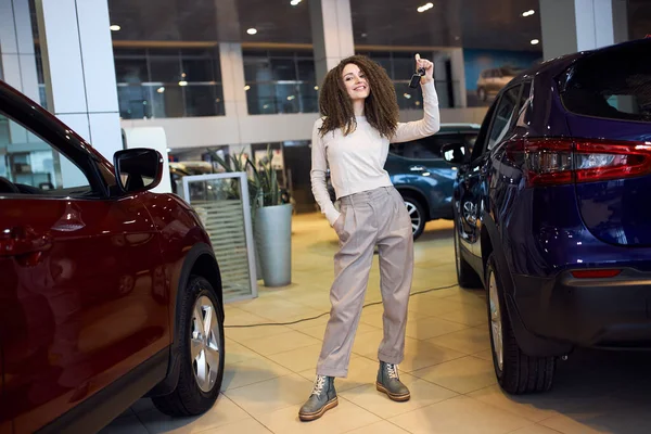 Glückliches Mädchen bietet Menschen an, ein neues Auto zu kaufen — Stockfoto