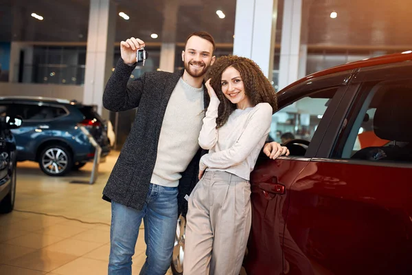 Junge Männer und Frauen besuchen Autohaus — Stockfoto