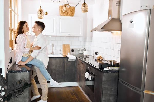 Jovem família desfrutando de tempo livre na cozinha — Fotografia de Stock