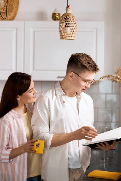 Talented writer reading his play to woman — ストック写真