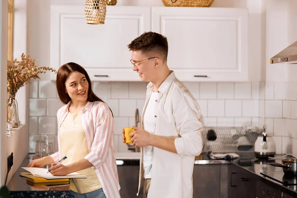 Sorrindo bonito homem em óculos flertando com incrível menina — Fotografia de Stock