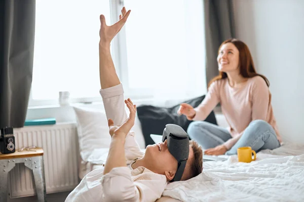 Young people having fun with virtual reality headset — Stock Photo, Image