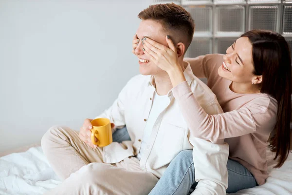 Casal brincalhão se divertindo no quarto — Fotografia de Stock