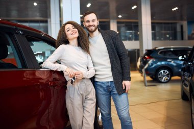 Muhteşem genç çift yeniden seyahat ediyor.