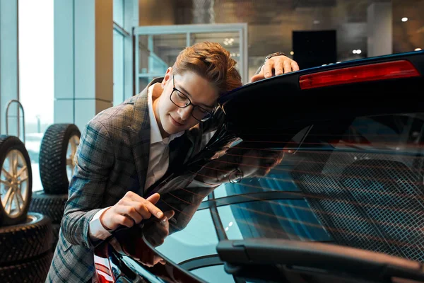 Pleasant handsome man visisiting car dealership. — Stockfoto