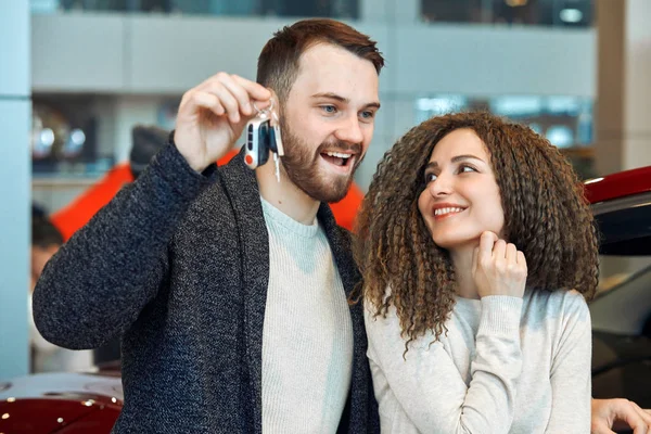 Cheerful attractive family collecting new car from lot — Stockfoto