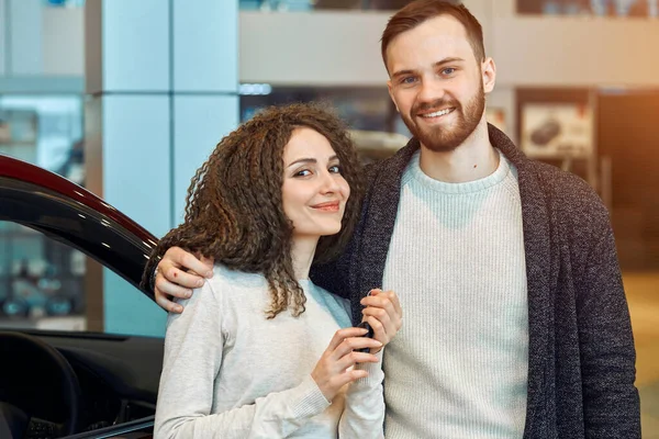 Lächelndes Liebespaar mietet ein Auto für die Reise — Stockfoto