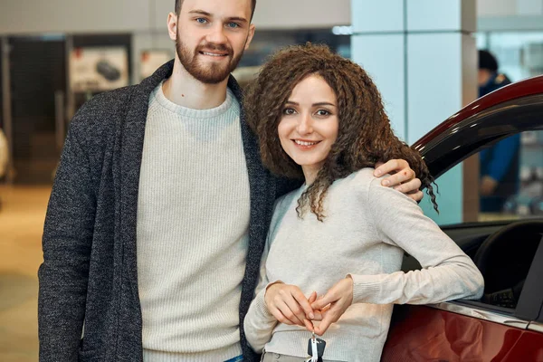 Junger Mann und Frau mit dem Schlüssel — Stockfoto