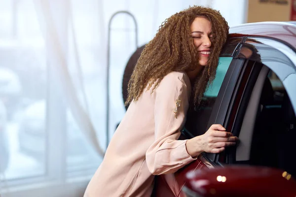 Junges emotionales Mädchen umarmt ihr neues Auto — Stockfoto