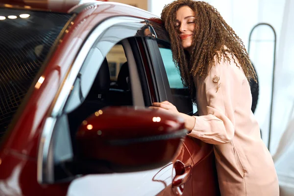 Fröhlich junge geile stilvolle Mädchen umarmt ihr neues Auto — Stockfoto