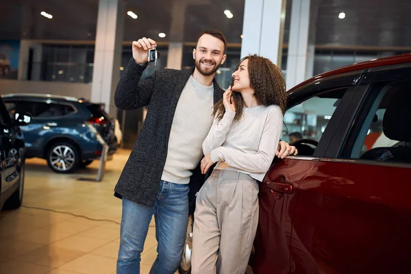 Liebendes fröhliches Paar holt neues Auto vom Grundstück — Stockfoto