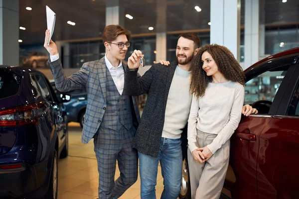 Lächelnde junge Menschen können nicht an ihren Erfolg glauben — Stockfoto