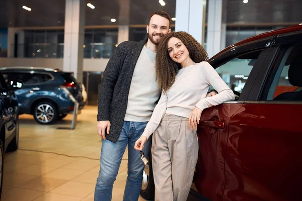 Cheerful awesome couple has chosen a car — Stockfoto