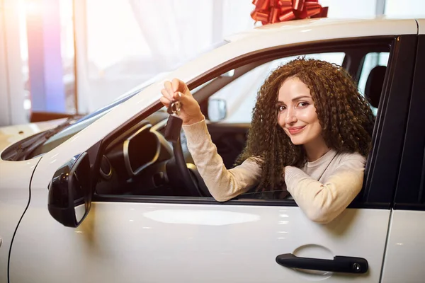 Smiling attractive girl has got a new car on St.Valentines day — Stockfoto
