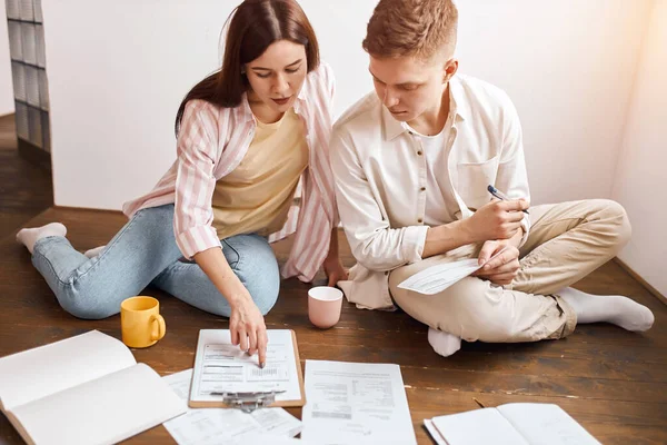 Young people designing their new house — Stock Photo, Image