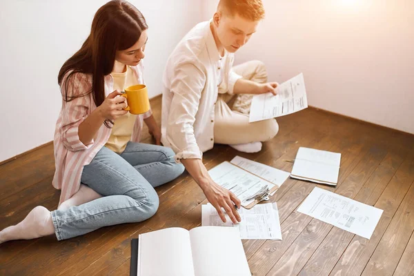 Young freelancers working at home — Stock Photo, Image