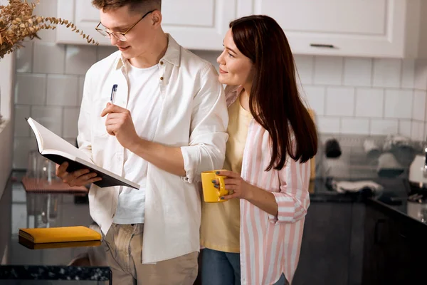 Young couple working as freelancer at home — Stok fotoğraf